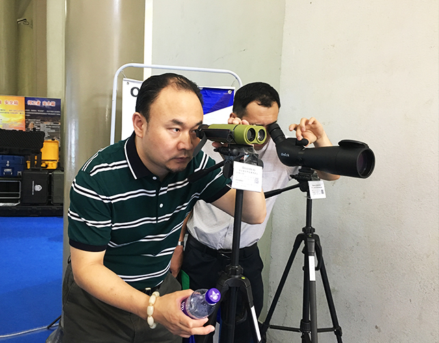 F:\展会系列\2019\19.5.22 北京国际警用反恐技术\北京军警展\新建文件夹\现场体验欧尼卡RE45和BD80ED观鸟镜.jpg