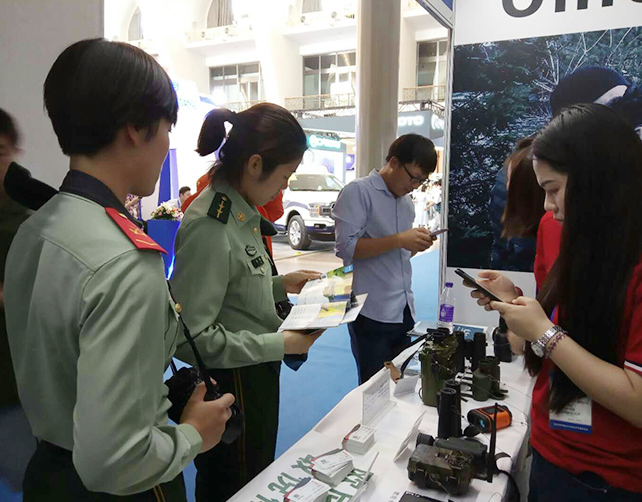 F:\展会系列\2019\19.5.22 北京国际警用反恐技术\北京军警展\新建文件夹\超酷的女兵小姐姐驻足欧尼卡光学展位.jpg
