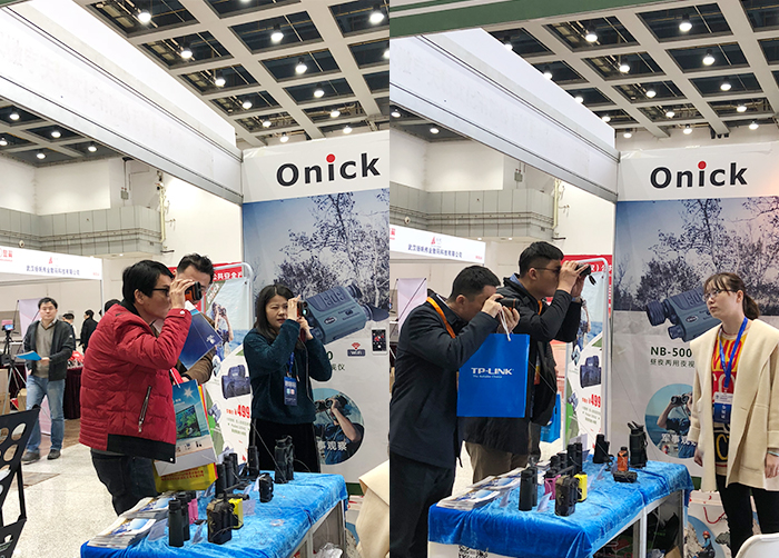 C:\Users\Administrator\Desktop\资源库文件-2019.03.19\参展观众争相体验欧尼卡测距仪.jpg